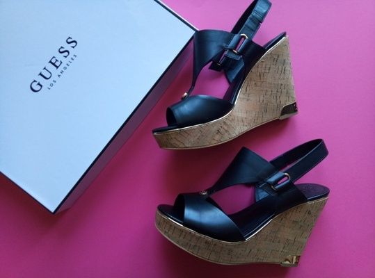 Черные кожаные босоножки бренд Guess танкетка р. 38, 5