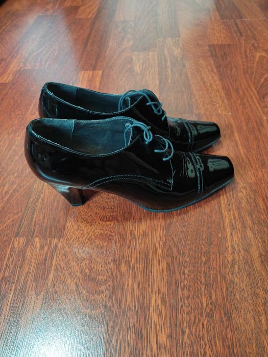 Продам лакированные туфли