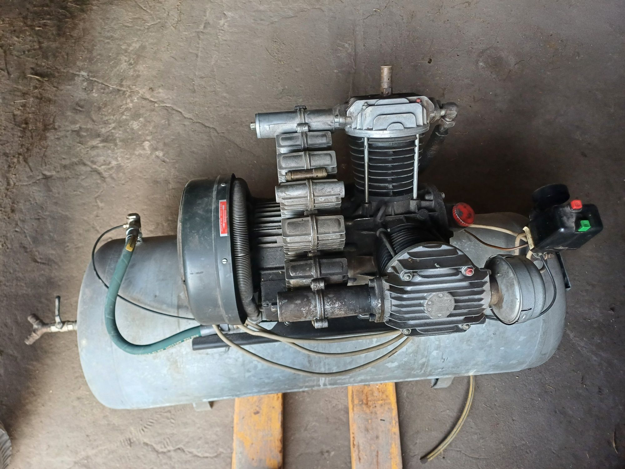 Niemiecki kompresor Blitz bania 250 litrów max 16 barów silnik 3KW