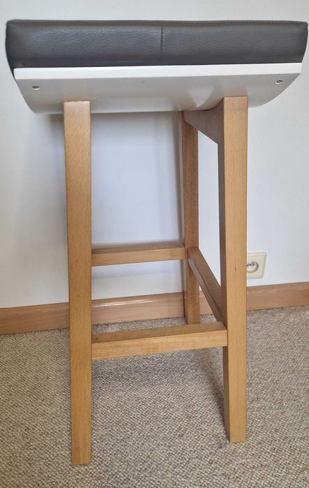 Hoker na bukowych nogach z siedziskiem ze skóry ekologicznej