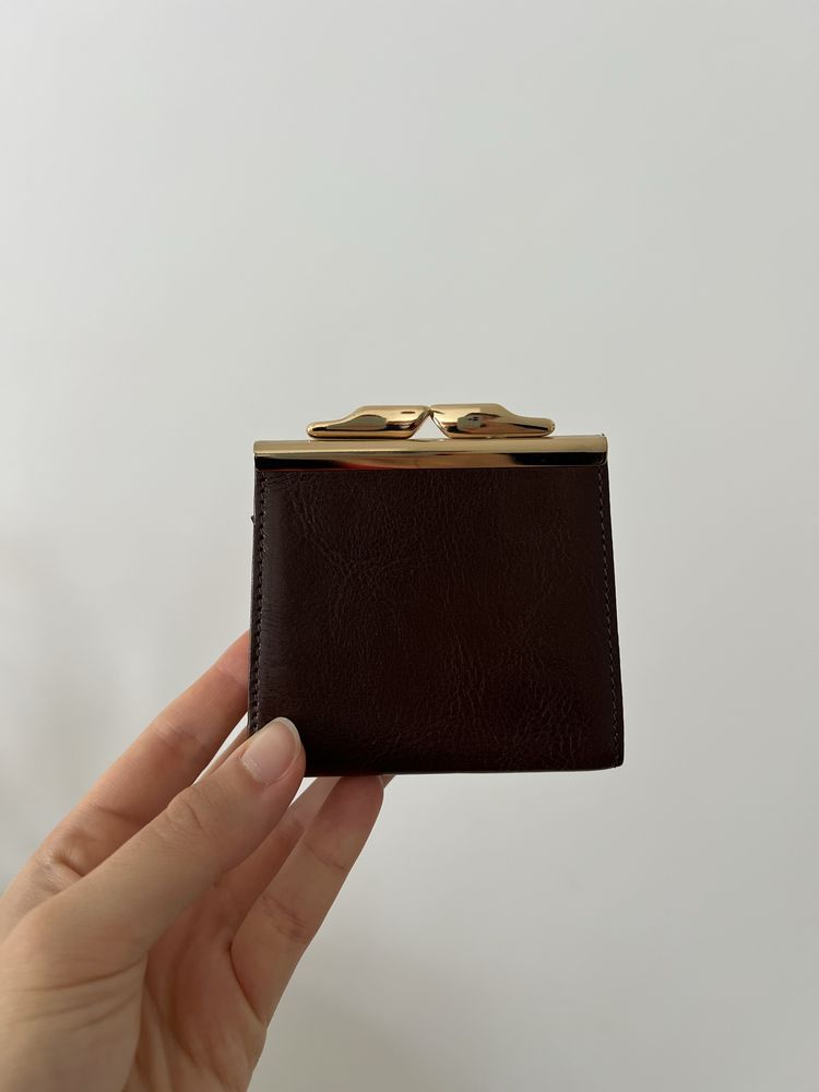 Porta-moedas castanho pequeno em pele