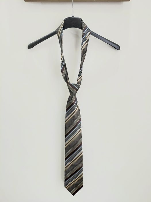 Czarny krawat męski w paski