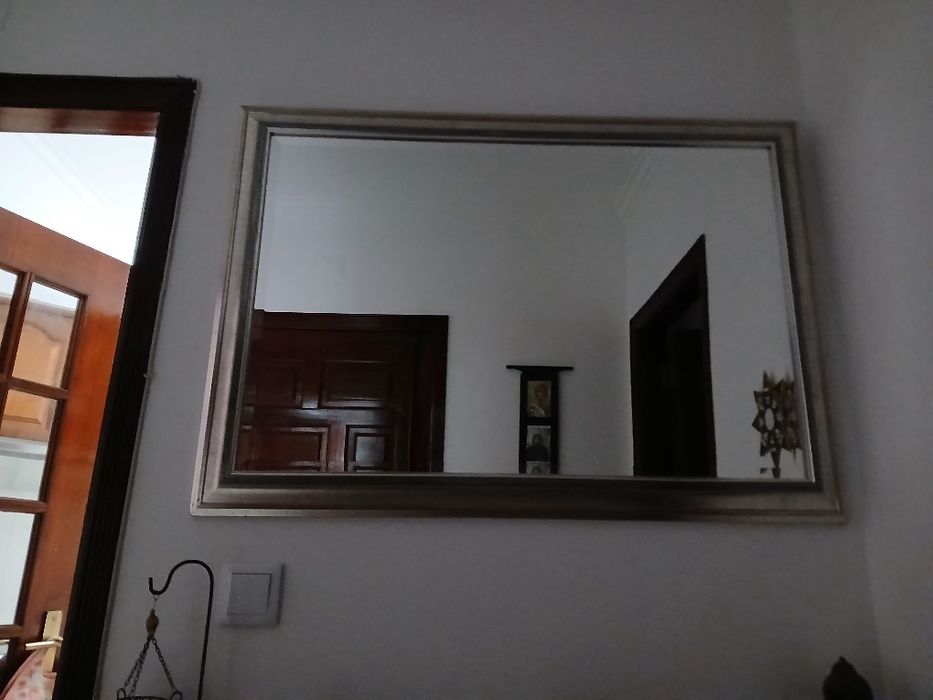Espelho com moldura prateada