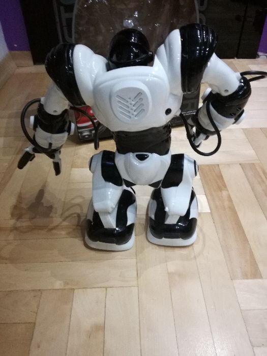 Roboactor sterowany robot. MalPlay