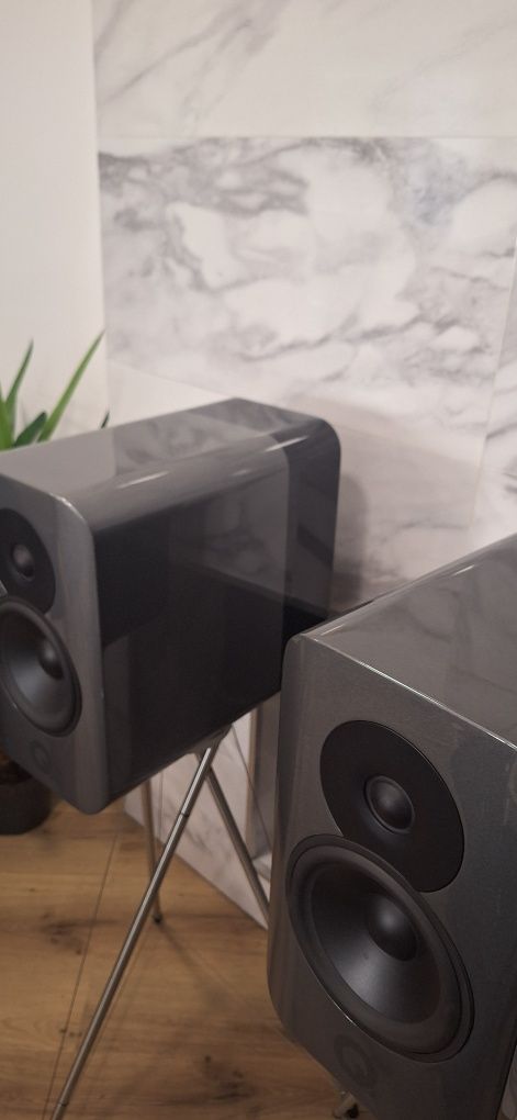 Colunas Q acoustics concept 300 com suportes dedicados