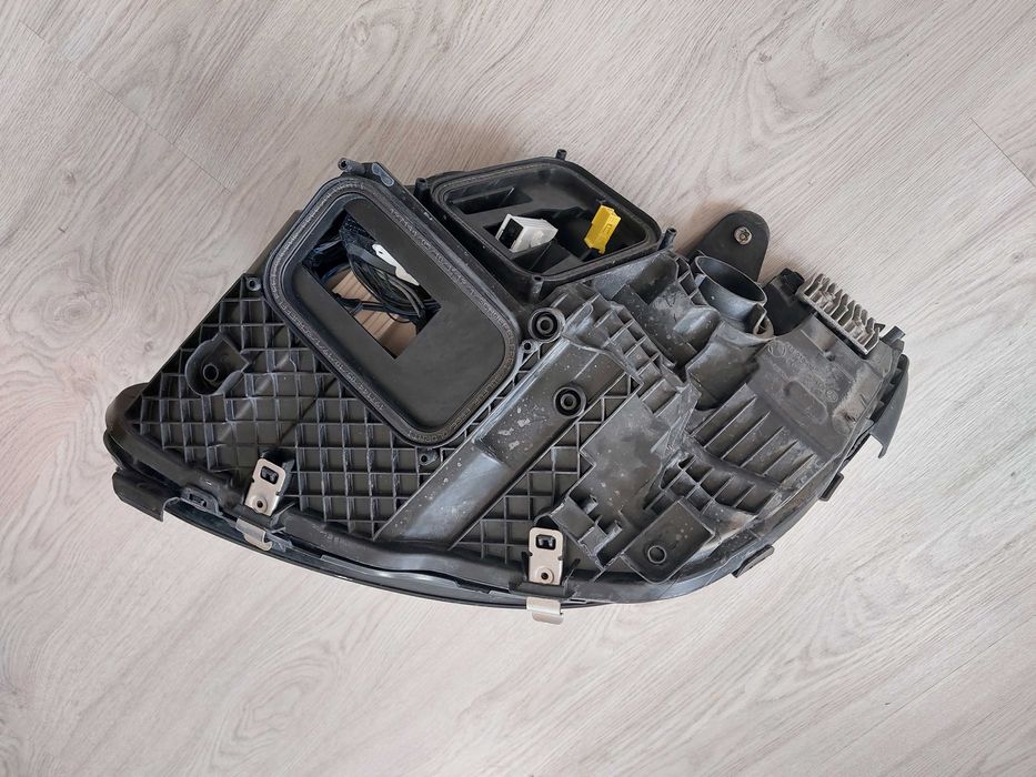 Farol Mercedes-Benz C class W205 Direito