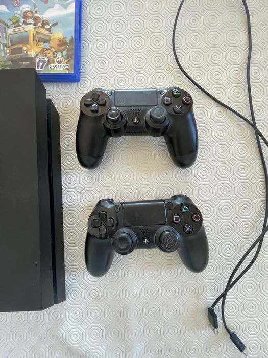 Playstation 4 com 2 comandos e 2 jogos