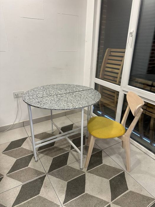 Круглий стіл з двох частин