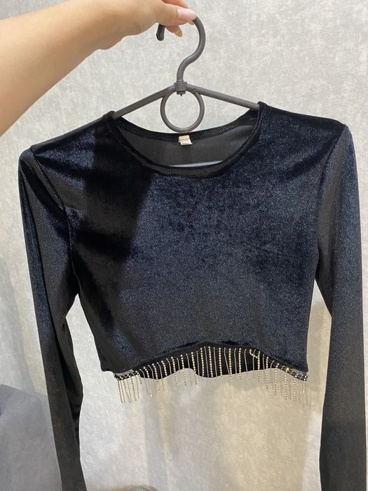 Чорний костюм зі спидниці і корп-топу