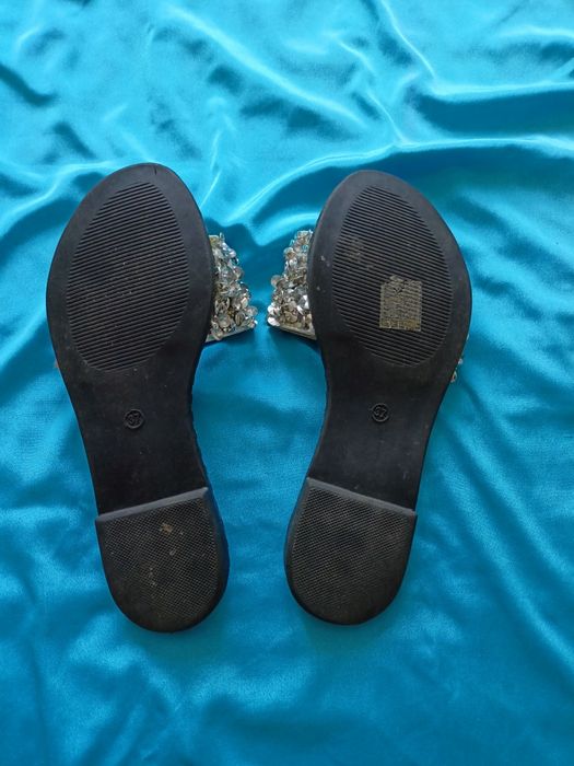 śliczne klapki damskie rozmiar 37, długość wkładki 24 cm.