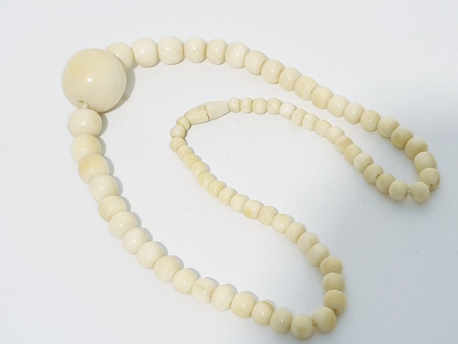 Lindo, precioso antigo colar esculpido