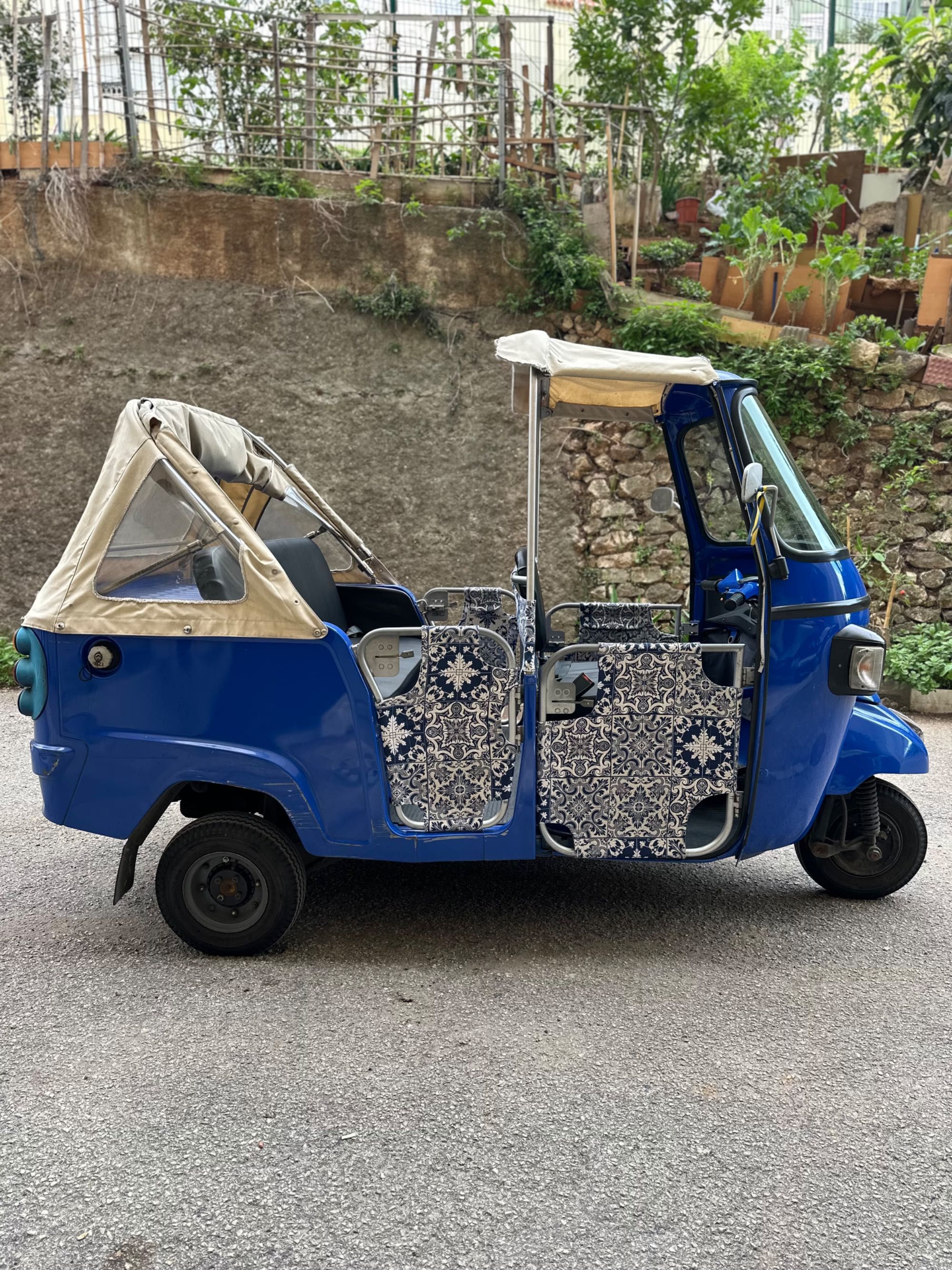 Tuk Tuk Piaggio Ape Celesino 200 “Micróbio” – Charme sobre três rodas!