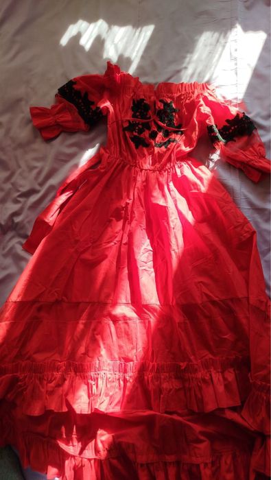 Червона сукня з вишивкою