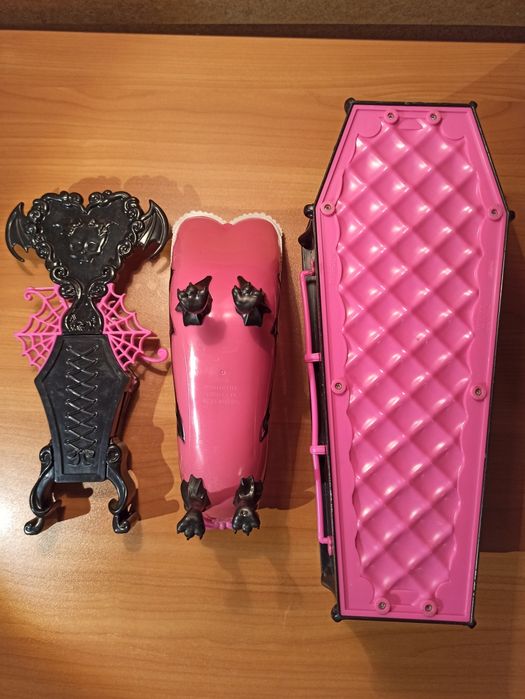 Меблі monster high. Ліжко, ванночка, шафка, туалетний столик, кінь