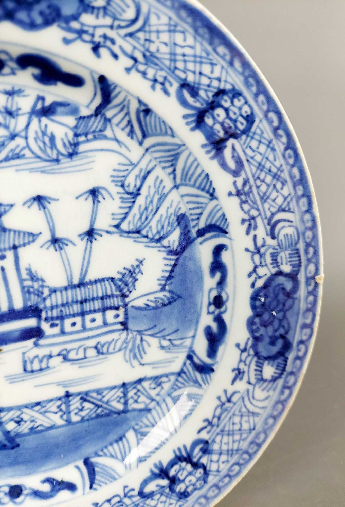 Belo prato de porcelana chinesa azul e branco  Qianlong (1736 a 1795)