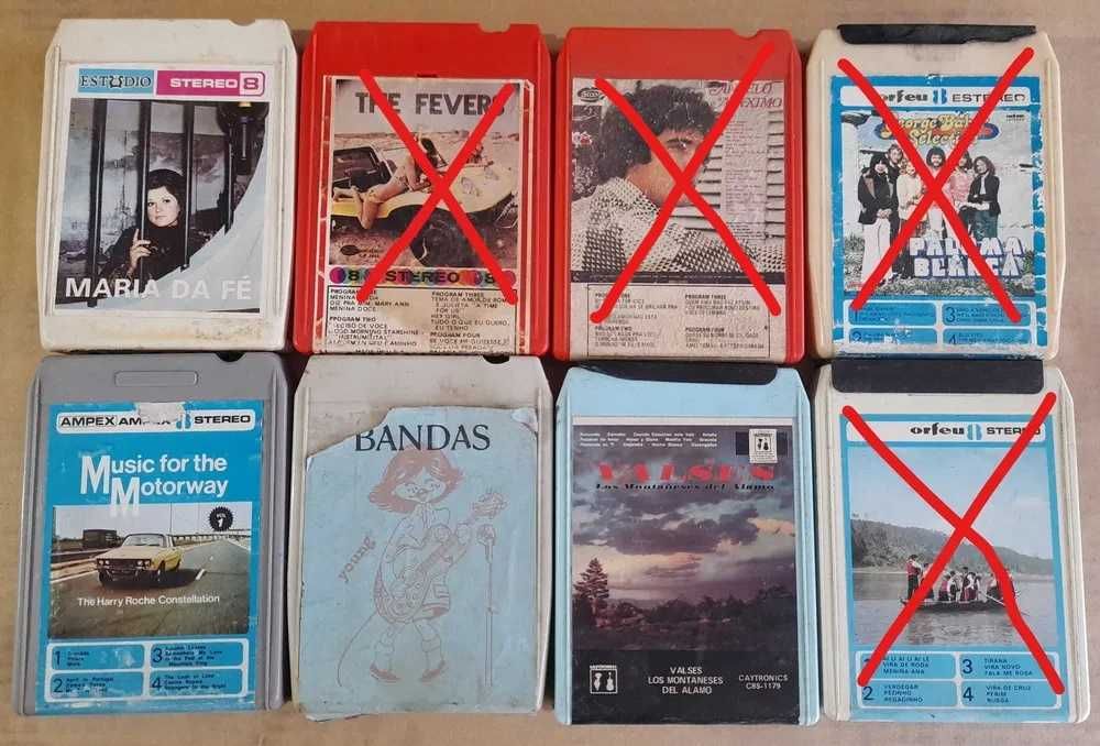 Cartuchos de música antigos com música variada.