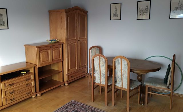 meblościanka, stół i krzesła