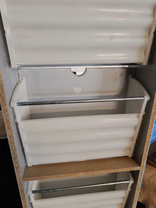 Sapateira com 4 compartimentos dá para 12 pares de sapatos