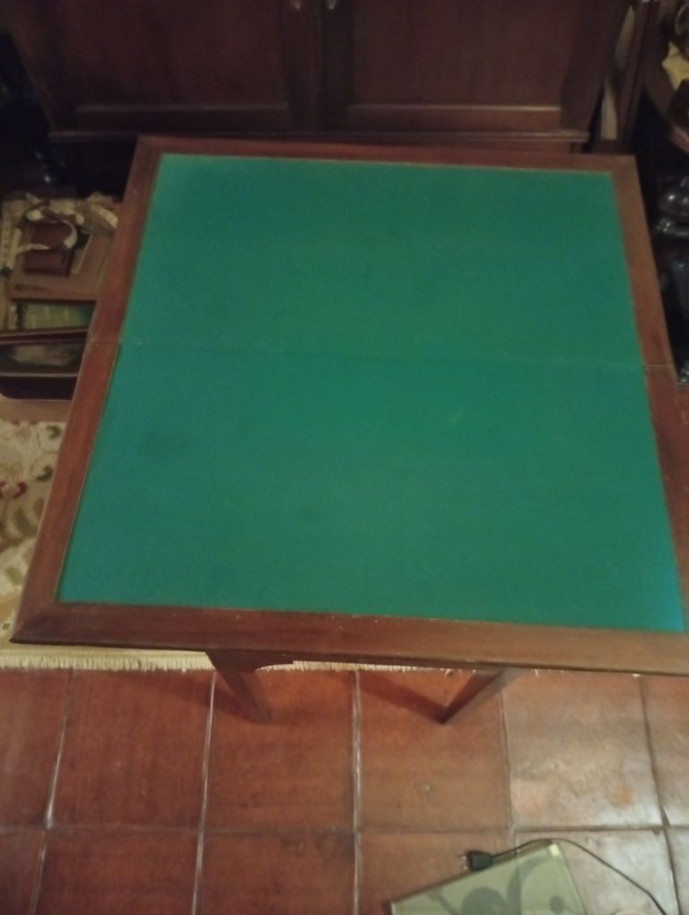 Mesa de jogo em madeira