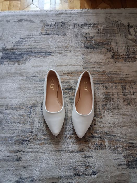 Białe  balerinki