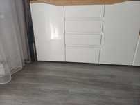 Komoda biały połysk z szufladami i półkami