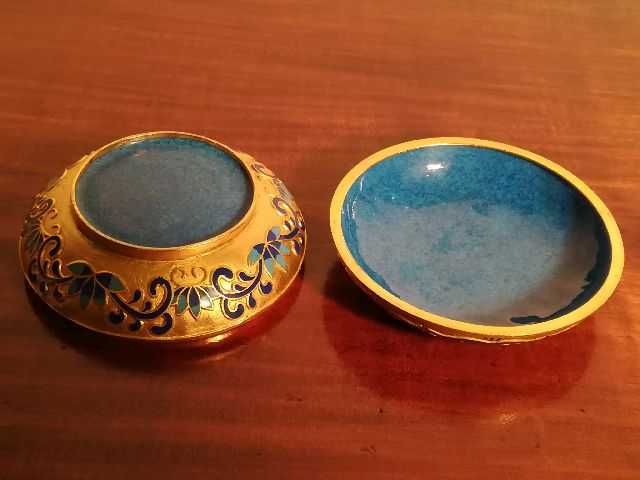 Caixa redonda em metal e loiça com desenhos coloridos em alto-relevo