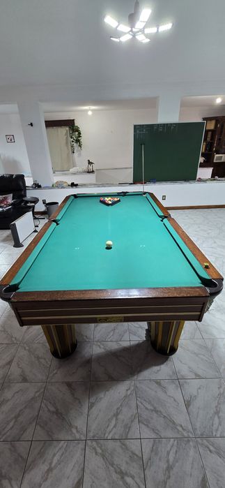 Mesa de bilhar com 2 jogos de bolas + 8 tacos + tasqueiro + triângulo