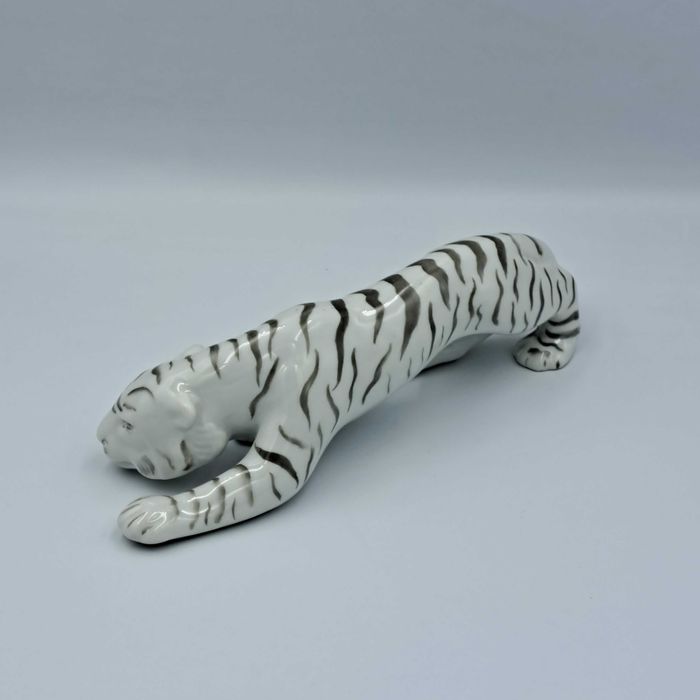 Figurka porcelanowa tygrysa, Ćmielów, lata 60. XX w.