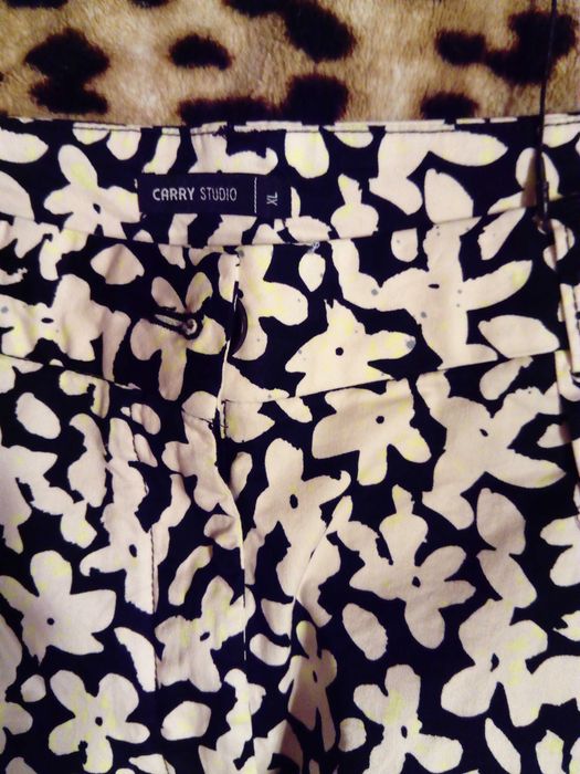 Spodnie w białe kwiaty w stylu chino marki Carry, rozm. XL
