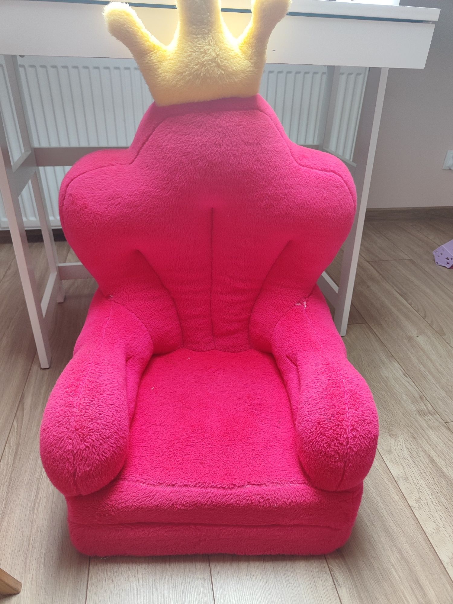 Fotel dla dziewczynki z koroną księżniczki różowy