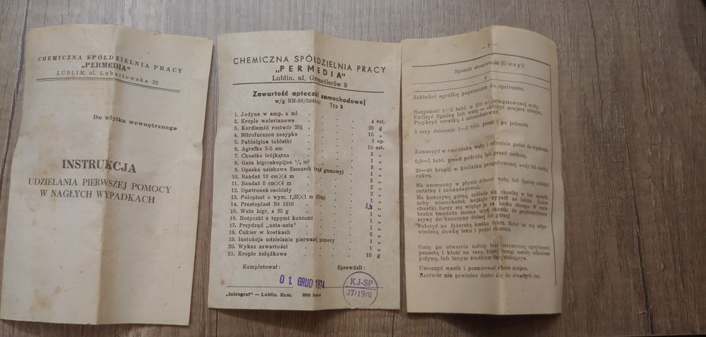 APTECZKA PRL 1974 rok  z zawartością była używana w ZAPOROŻCU