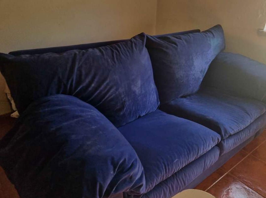 Sofá Azul de 3 lugares
Em bom estado, material parecido a veludo
