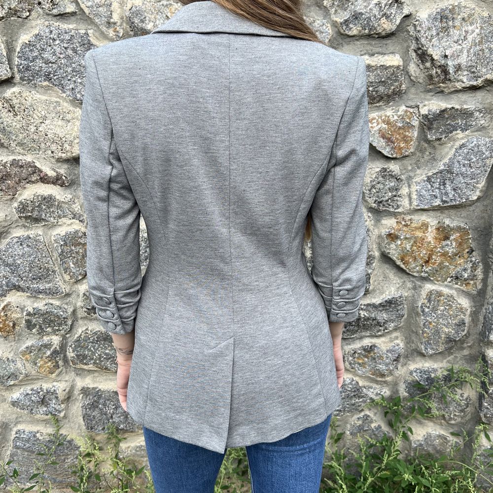 Серый пиджак