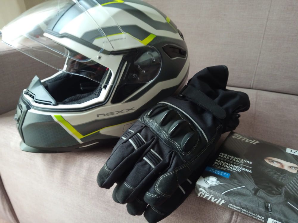 Capacete luvas e passa montanha