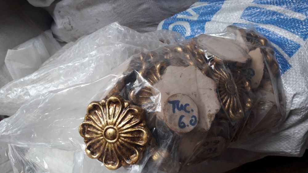 Колони деревяні із золотистими елементами