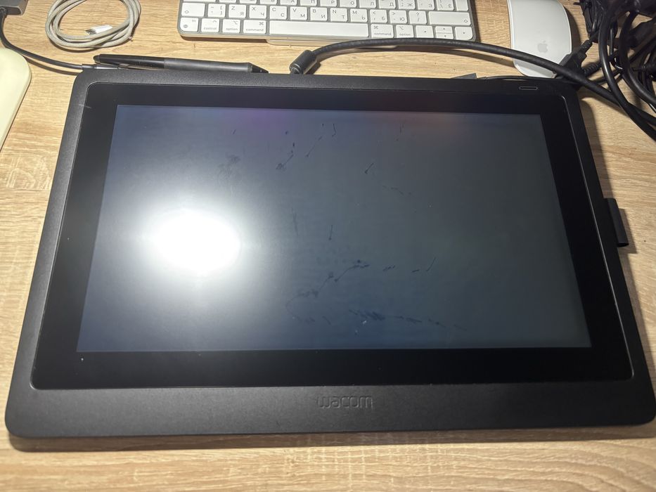 Графічний монітор-планшет Wacom cintiq 16 FHD