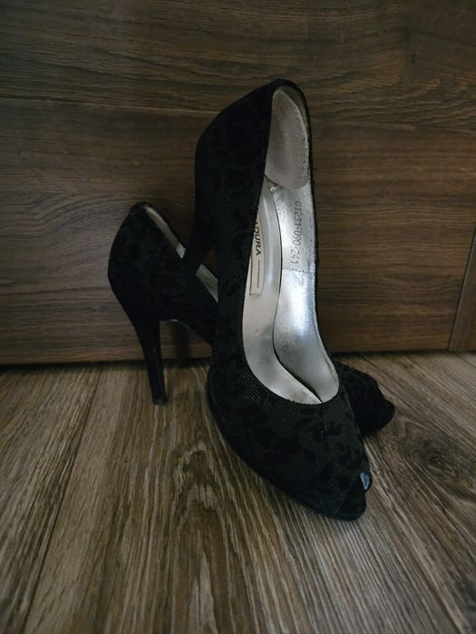 Czarne szpilki ze zdobionym materiałem bez palców Badura r.38