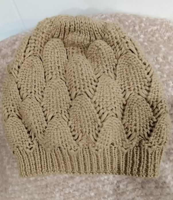 Czapka ciemnobeżowa we wzory