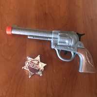 Carnaval - revólver e pin sheriff