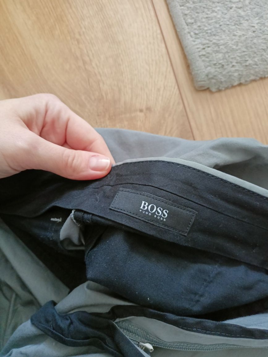 33. Hugo Boss szare spodnie męskie r. 34 XL