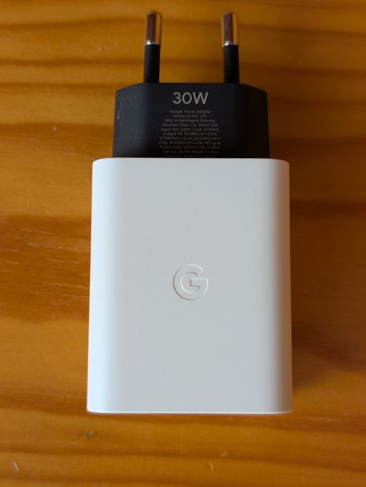 Carregador Google Pixel com cabo.