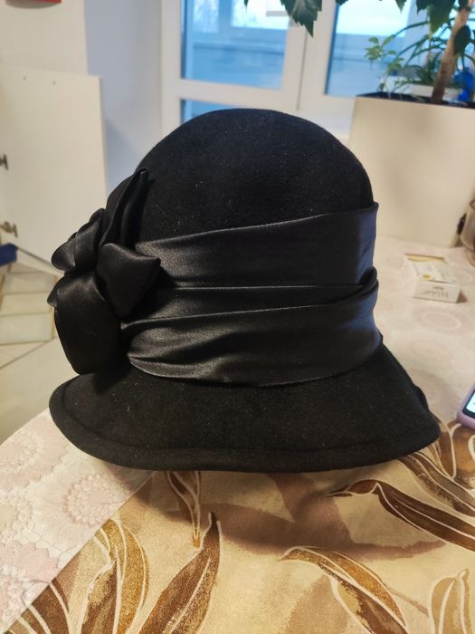 Сучасна жіноча  шляпка сірого кольору та чорна фетрова р.60