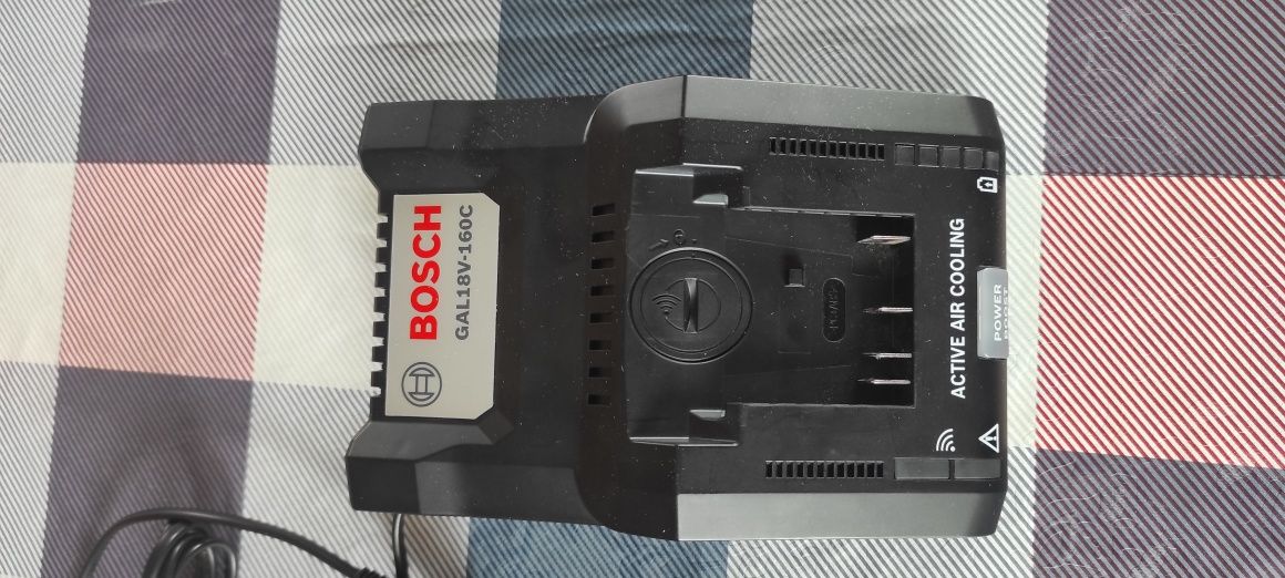 Зарядное устройство для аккумуляторного инструмента Bosch 18v