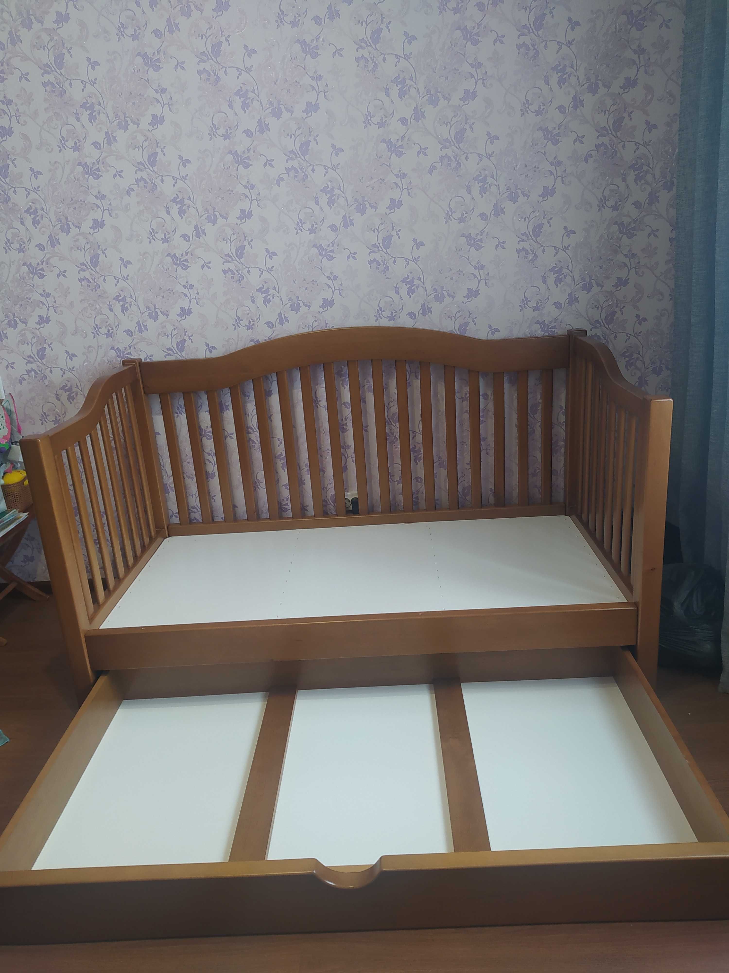 Дитяча дерев'яна кровать