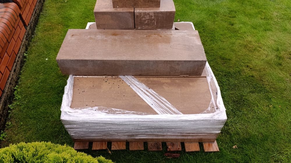 Stopnie schodowe, betonowe.