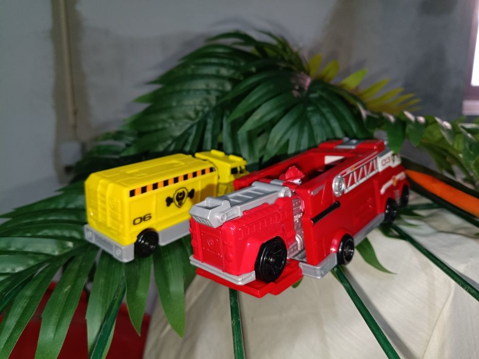 Dois camiões pequenos Patrulha Pata