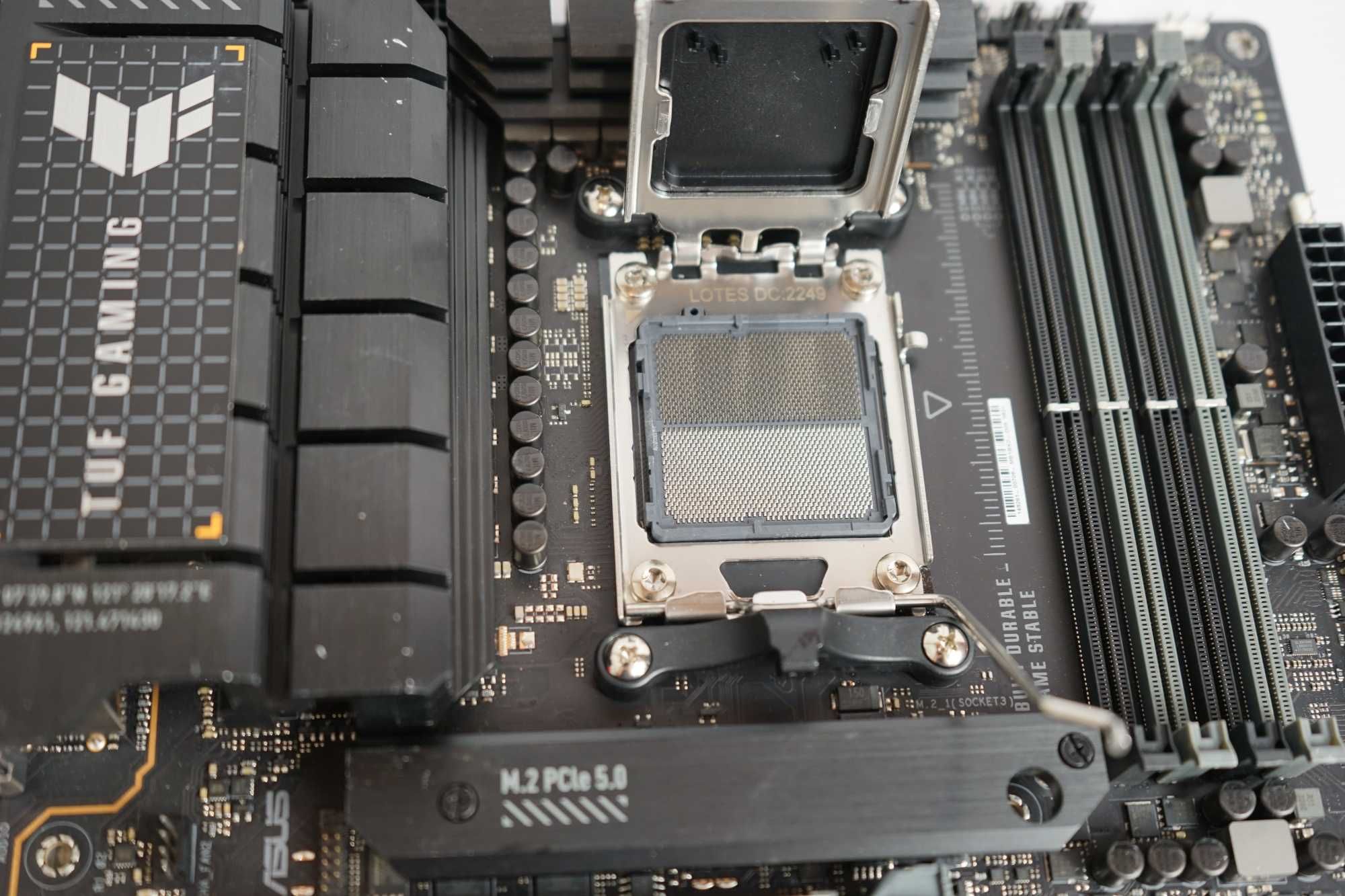 Материнська плата ASUS TUF Gaming X670E-PLUS WiFi з дефектом