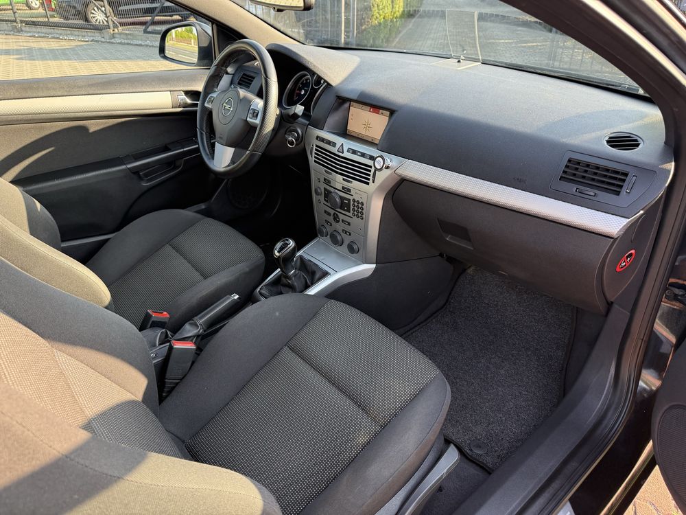 Opel Astra GTC 1.8 140 KM 2010 r Xenon Tempoamt PDC