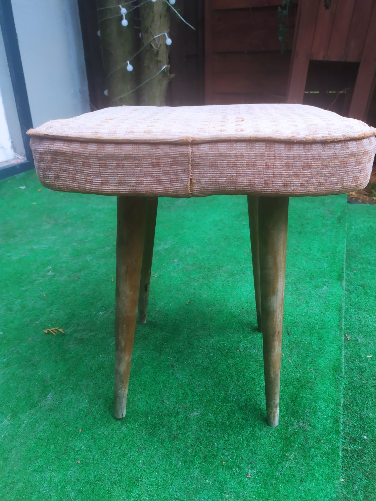Drewniany stołek ryczka taboret patyczak PRL tapicerowany