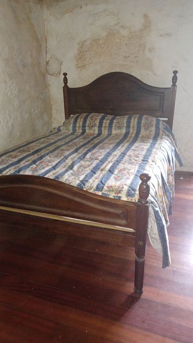 Cama com colchão e 2 mesinhas